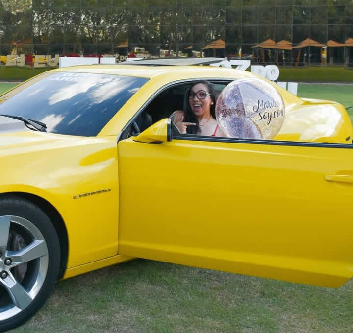 Maribella de Lanzamiento de su nueva Página Web visitando un parque de Autos Deportivos